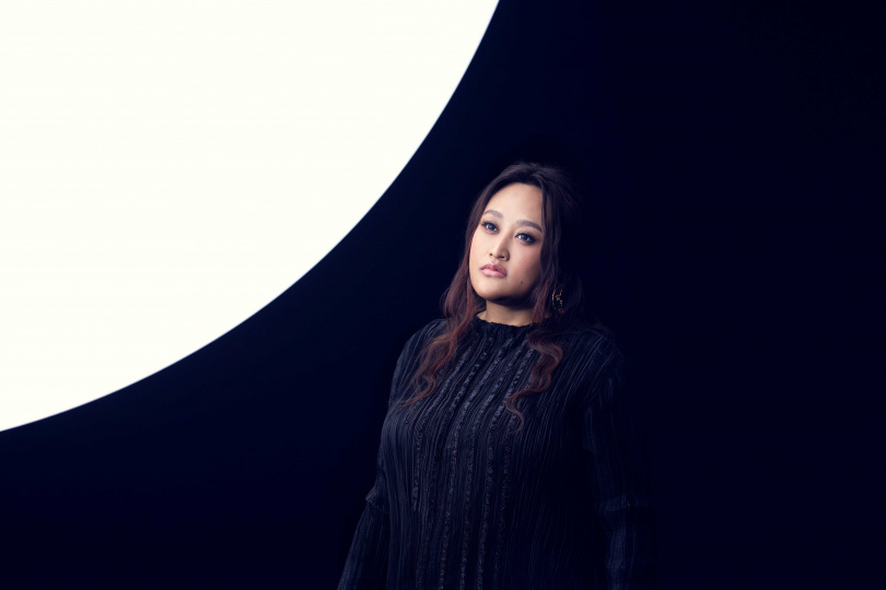 家家因思鄉寫下新歌〈月不落〉。（圖／相信音樂提供）