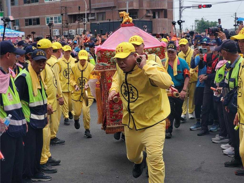 上午11點多媽祖鑾轎先抵達北辰派出所休息。（圖／中國時報周麗蘭攝）