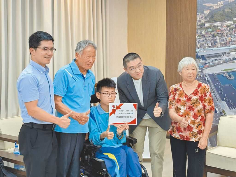 基隆市明德國中學生謝昇舜（中）自小罹患脊髓性肌肉萎縮症，但他不僅課業名列前茅，還積極參與公共事務，獲得今年總統教育獎。（圖／中國時報張志康攝）