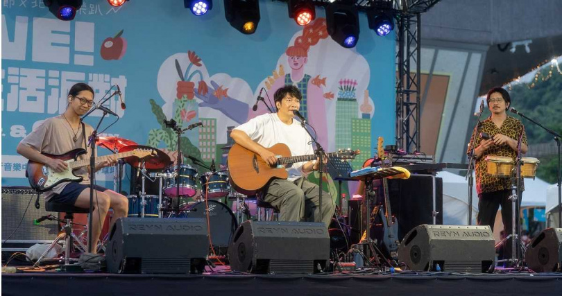 黃玠和兩位音樂人好友組成兩把吉他和一個節奏組的限定組合。（圖／誠品生活、臺北流行音樂中心提供）