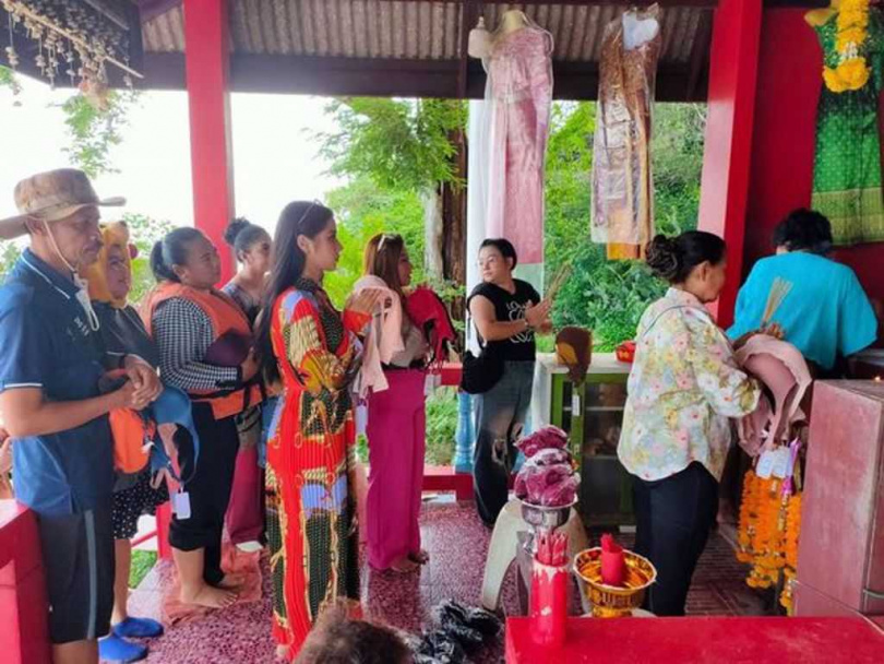 泰國一個小島「Koh Nom Sao」被稱作少女雙乳島，向島上女神求姻緣超靈驗，有許多女信眾帶著胸罩去還願。（圖／翻攝自ผึ้งสัญจร）