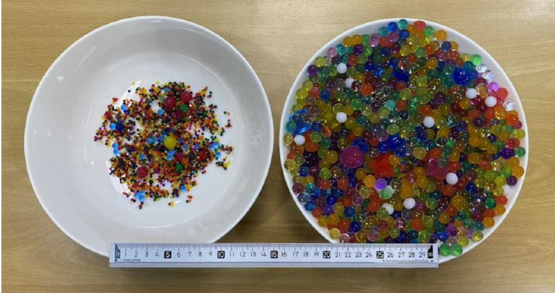 新北市消保官隨機網路購買23件商品並檢查中文標示，發現僅1件宣稱為玩具的水晶寶寶商品具合格標示及警語，其餘22件商品皆欠缺完整標示，不合格率高達9成5。（圖／新北市法制局提供）