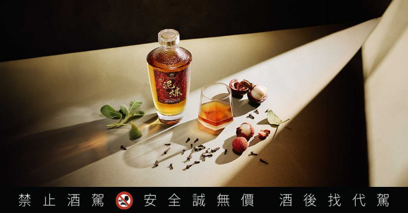 「創世者紳士泥煤桶陳金門高粱酒」風味層次豐富，在香氣上融合熱帶果香與淡雅的木質氣息。（圖／黑松股份有限公司提供）