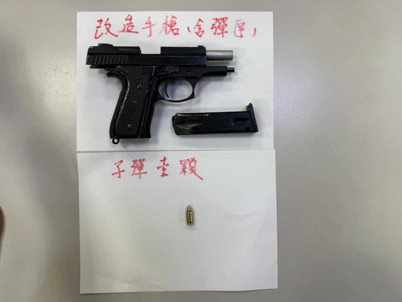警方後續擴大追查，於劉嫌住家起獲改造手槍及子彈。（圖／翻攝畫面）
