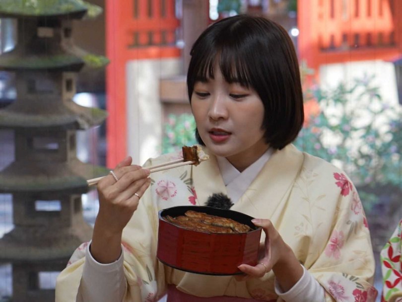 籃籃在節目中大啖250年鰻魚飯。（圖／公視台語台提供）