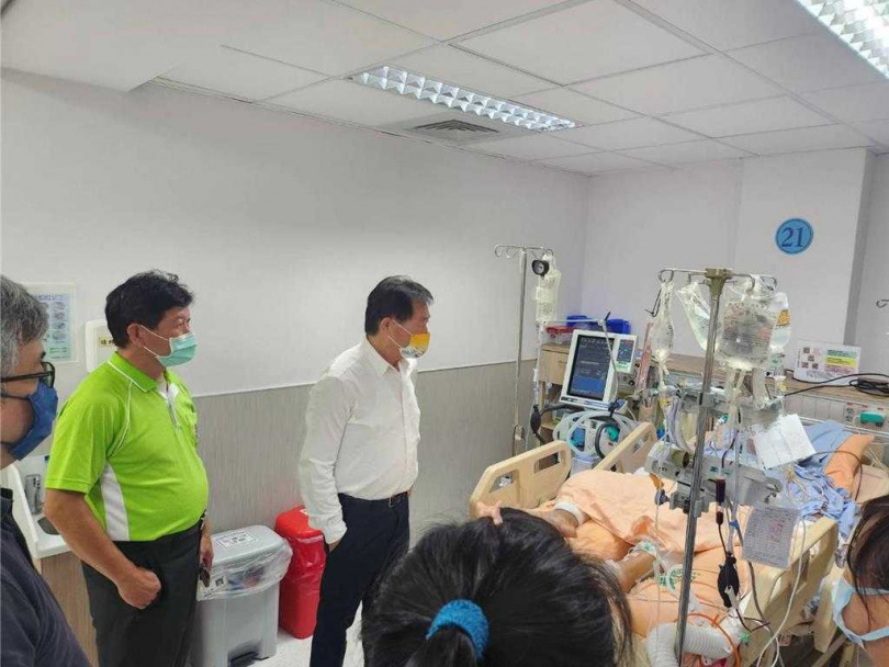 台南市政府體育局長陳良乾這兩天分別前往柳營、佳里、永康奇美醫院與成大醫院探視傷者並慰問家屬。（圖／南市府提供)
