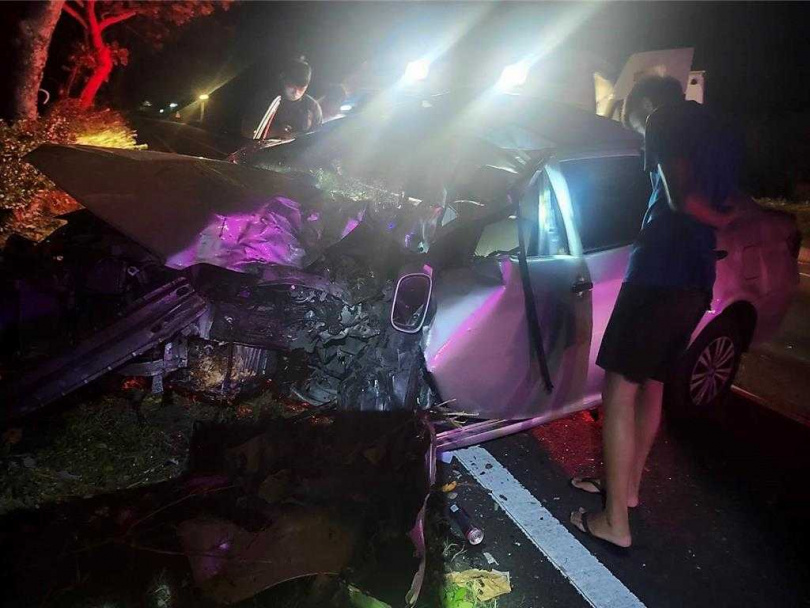 轎車引擎蓋掀起、車頭嚴重凹陷變形，宛如廢鐵。（圖／翻攝畫面）