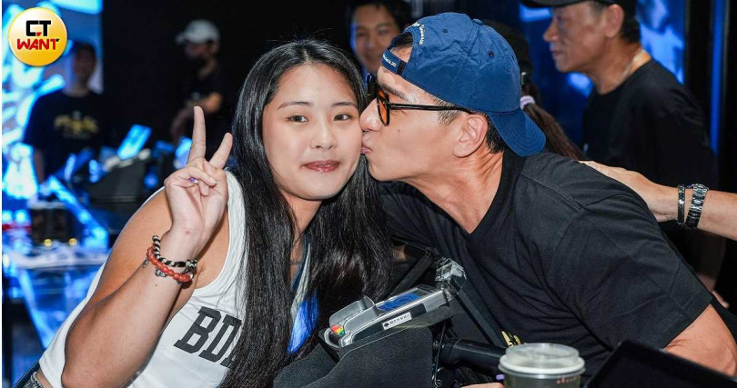 鄭人碩放送粉絲福利。（圖／趙文彬攝）