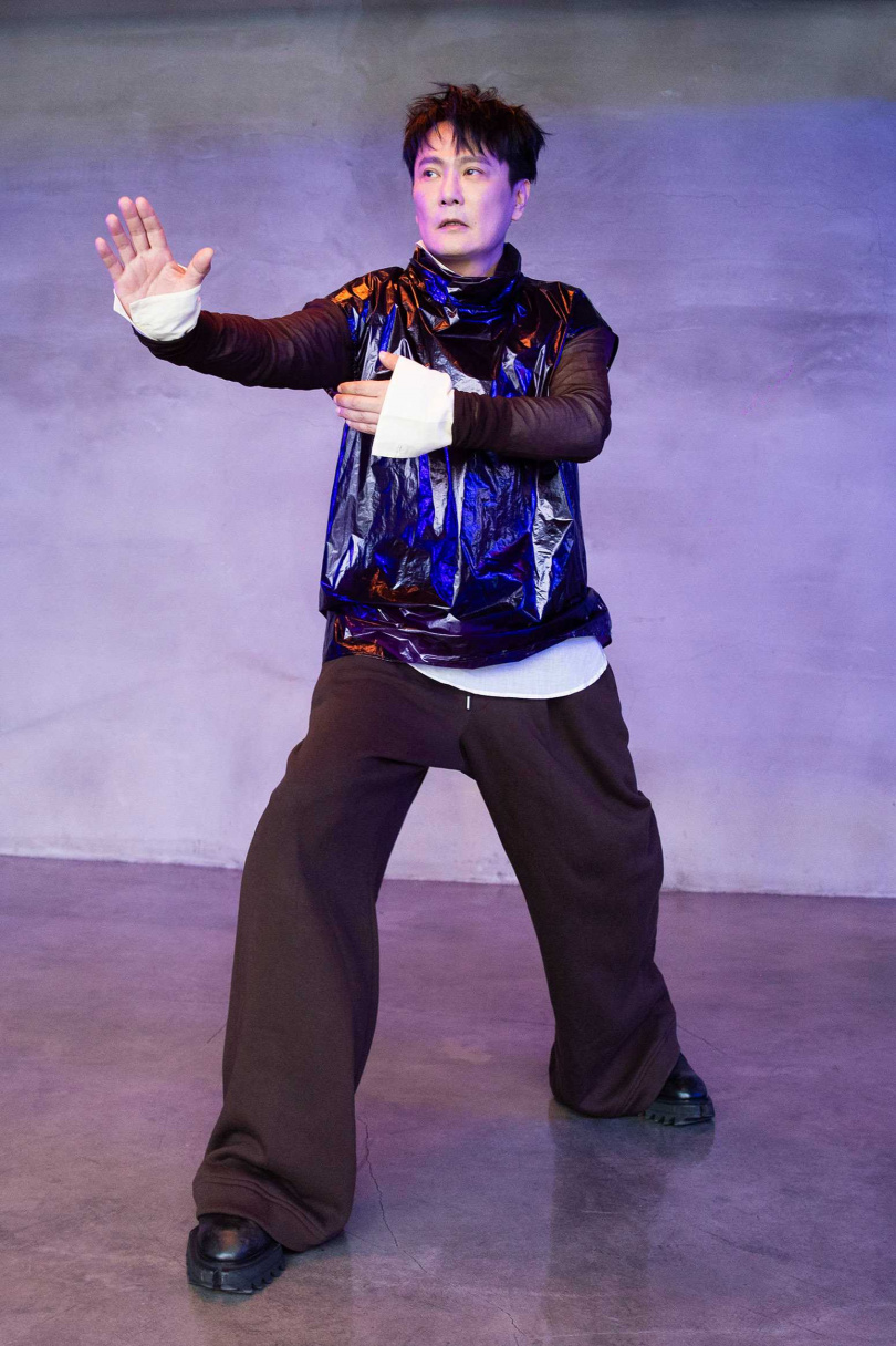 張信哲為MV和黃河「拳來拳往」打太極拳。(圖/潮水音樂提供)