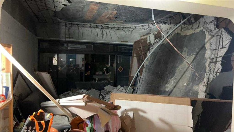 基隆市七堵區一處民宅3樓的天花板突然崩塌，住戶在區公所協助下，安置在基隆市區的飯店。（圖／讀者提供）