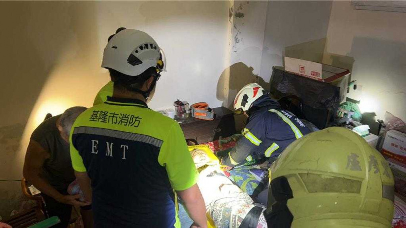 基隆市七堵區一處民宅3樓的天花板突然崩塌，住戶在區公所協助下，安置在基隆市區的飯店。（圖／讀者提供）
