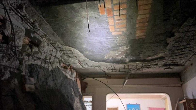 基隆市七堵區一處民宅3樓的天花板突然崩塌，住戶在區公所協助下，安置在基隆市區的飯店。（圖／讀者提供）
