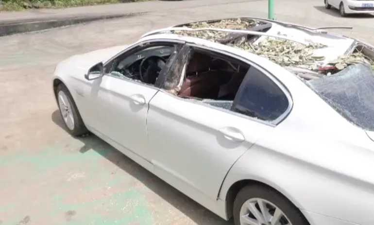 7百年古銀杏倒塌，BMW遭壓變形。（圖／翻攝自貴州廣播電視台）