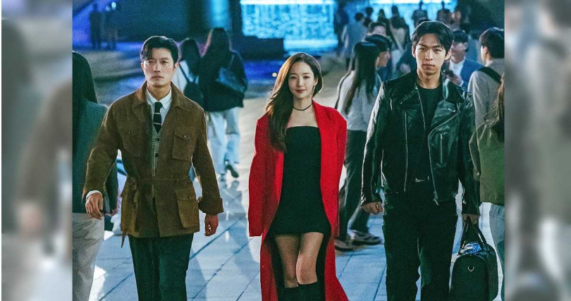 朴敏英(中)、朴喜洵(左)和朱鐘赫組成高智商詐騙團,專門針對社會惡霸下手。(圖/Hami Video提供)