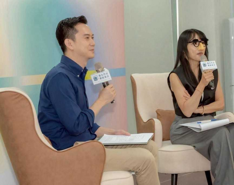 網紅宅女小紅（右）與竹北市長鄭朝方同框談網路世代趣事。（圖／翻攝自竹北市公所媒體群組）