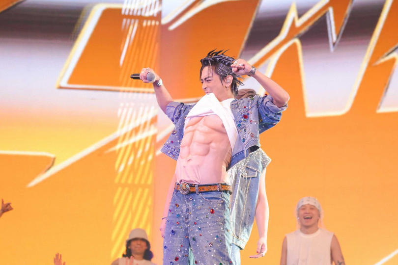 Toro換上「六邊形腹肌」，被虧有點外擴。（圖／相信音樂提供）