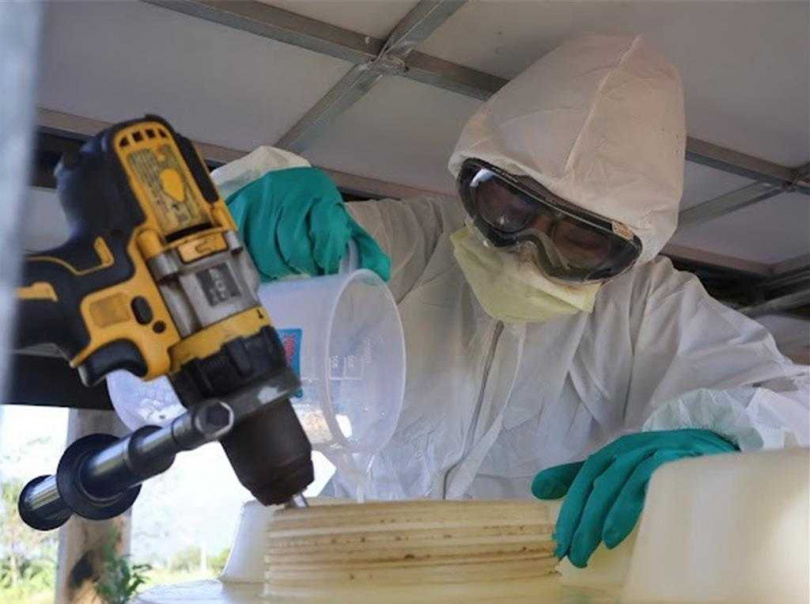 33化學兵群官兵將調製好的消毒藥劑，倒入至無人機中。（圖／國防部提供）