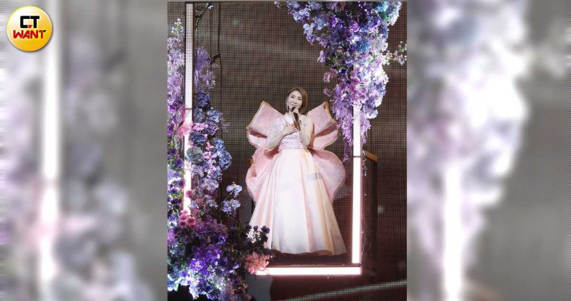 演唱會中段迎來全場高潮，李翊君獻唱〈婉君〉、〈雪珂〉、〈渡口〉、〈浪花〉與〈痛〉等「瓊瑤組曲」。（圖／楊澍攝）