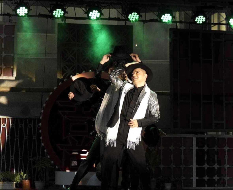 岑永康在《一村喜事：康樂隊來了》飾演村長，除了嫁女兒，還要表演熱門金曲。（圖／金星文創）