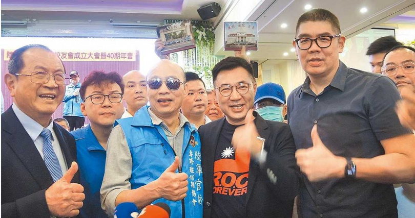 青發會董事長連勝文(右1)在立法院與院長韓國瑜(右3)等人保持友好互動,外傳將從2026年地方選舉輔選蓄積能量、劍指改選台中市長的江啟臣(右2)所遺留2028年立院副龍頭寶座,再二拚2030台北市長大位。(圖/報系資料照)