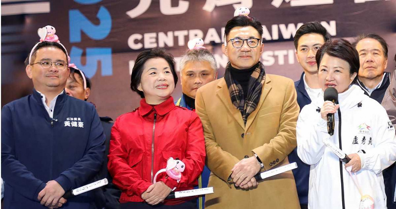 台中市長盧秀燕(右1)將於2026年底任滿,立法院副院長江啟臣(右2)正積極奔走接棒,資深立委楊瓊瓔(右3)也不放棄接棒百里侯機會,外傳若江啟臣披藍袍出選中市長,楊瓊瓔有望接棒把江啟臣第11屆立院副院長的位置做滿。(圖/翻攝自台中市政府官方網站)