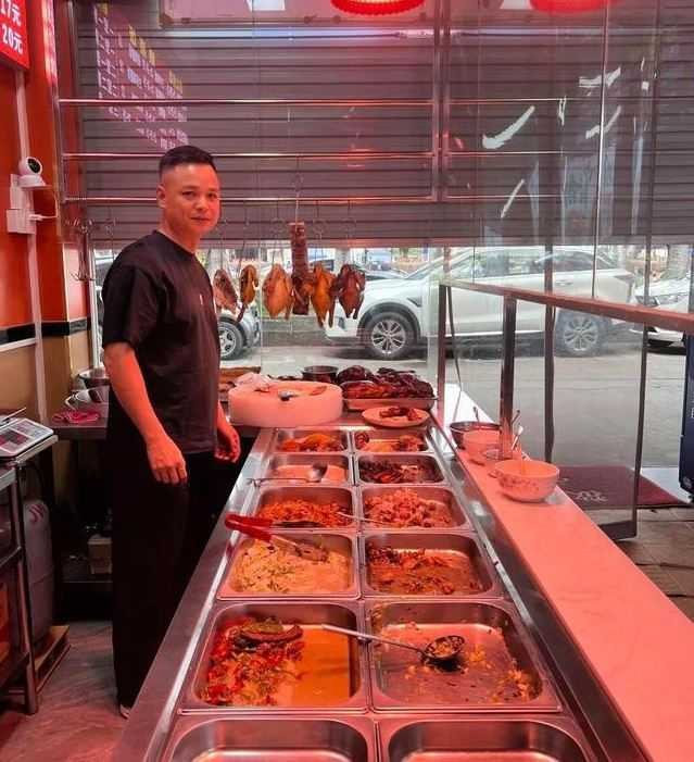 店主黃展護表示，他提供免費餐已近10年，因為自己也是退役軍人，曾受到他人幫助。（圖／翻攝自廣州日報）