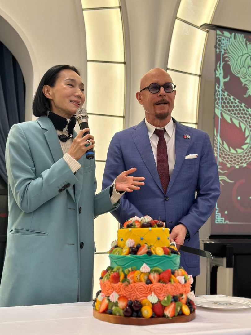 坣娜在薛智偉懷中離世。(圖/翻攝臉書/薛智偉坣娜猶台文化交流協會)