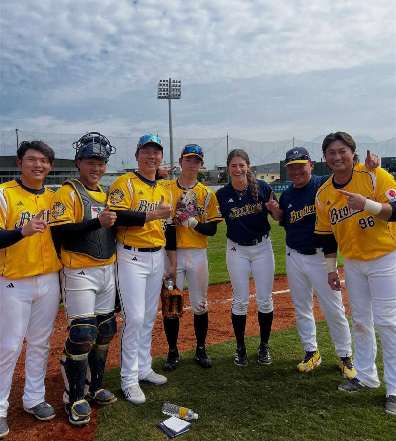 莎菈（右三）是中職首位女教練。（圖／翻攝IG／sarahhhedwards）