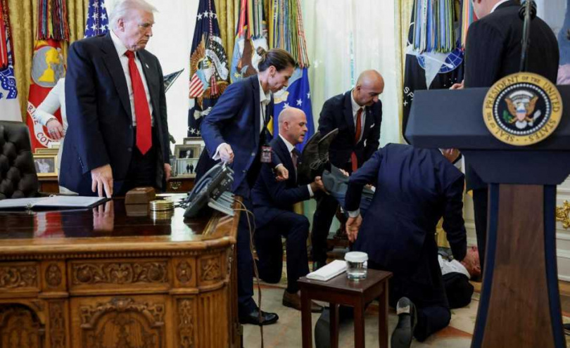 川普宣布「美國人買減肥藥再也不用破產」時，站在他身後的諾和諾德醫療主管芬德雷突然昏倒。（圖／路透社）