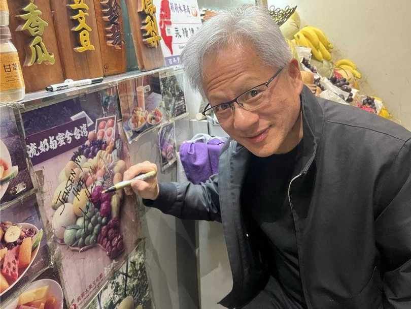 黃仁勳在店內留下簽名。（圖／中國時報曹婷婷攝）