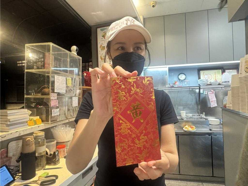 莉莉水果店第三代媳婦楊小姐看到黃仁勳當場尖叫。（圖／中國時報曹婷婷攝）