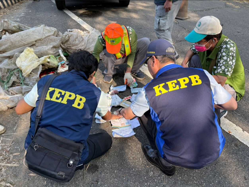 環保局人員破袋進行檢查。（圖／翻攝自高雄市環保局官網）