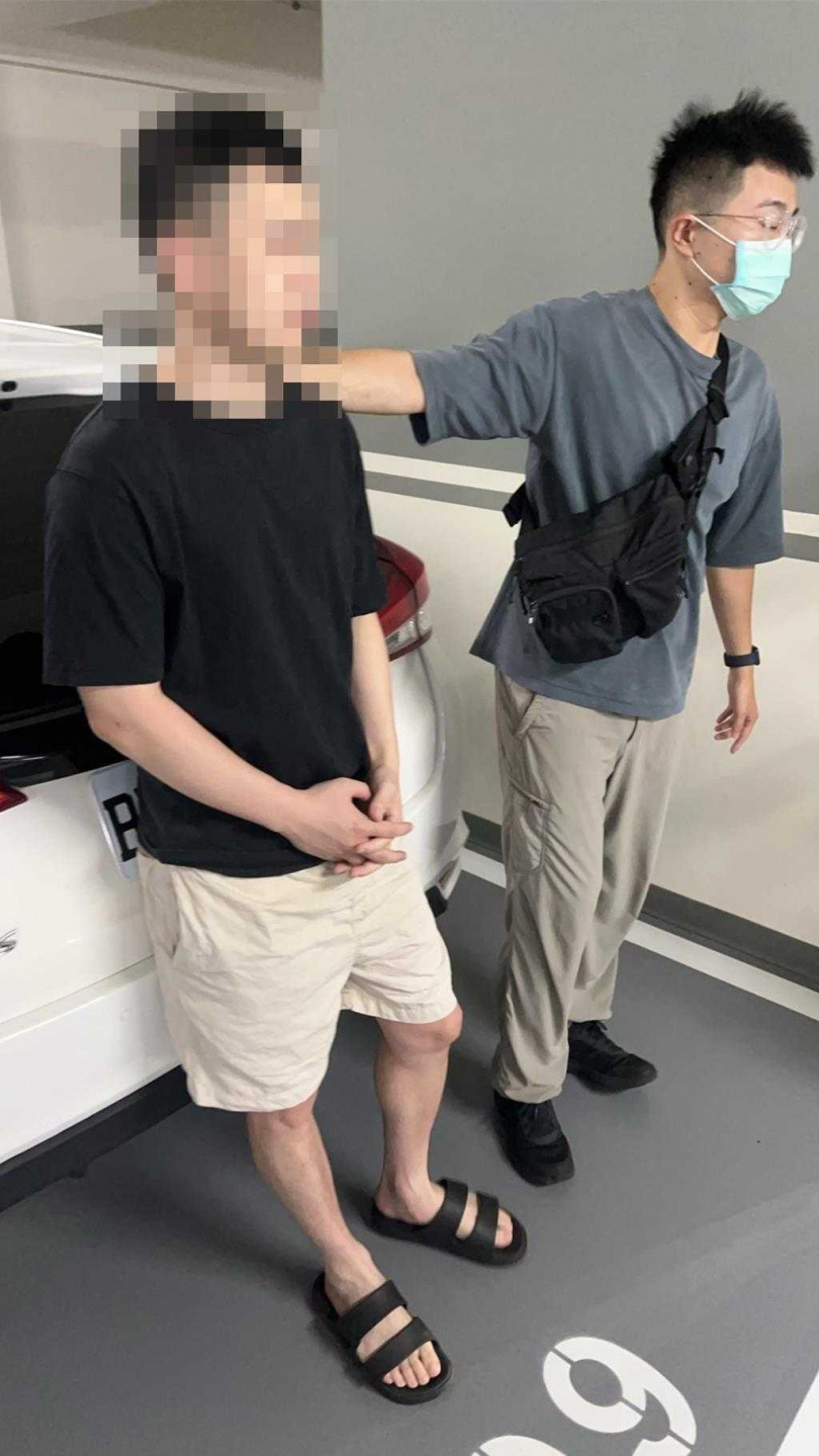 警方逮捕詐團成員。（圖／民眾提供）