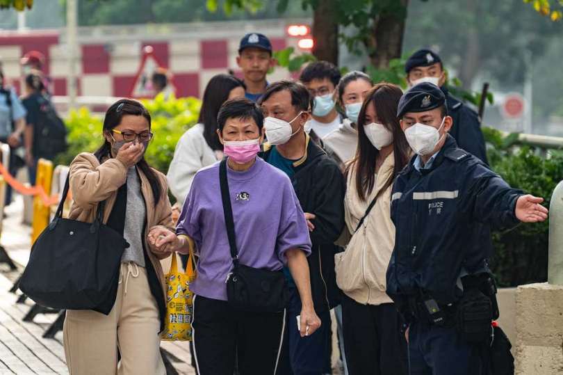 紅十字會等單位進駐認屍現場，為悲痛家屬提供心理支援與協助