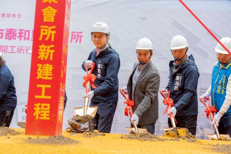 新竹縣竹北市長鄭朝方（左）與不少地方仕紳同框主持「泰和館」開工典禮。（圖／翻攝自竹北市公所媒體群組）