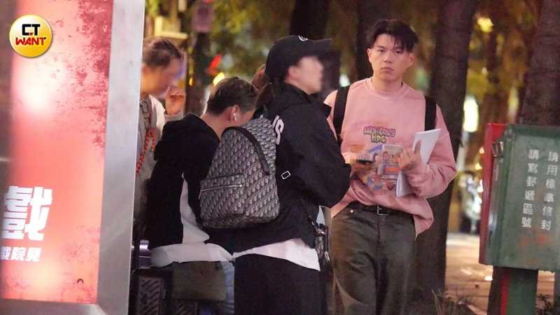 跟在一行人後面的柯媽媽看似因心疼兒子而在啜泣。（圖／本刊攝影組）