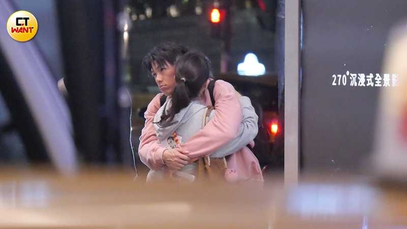 待眾人先走後，柯煒林又主動抱住媽媽。（圖／本刊攝影組）