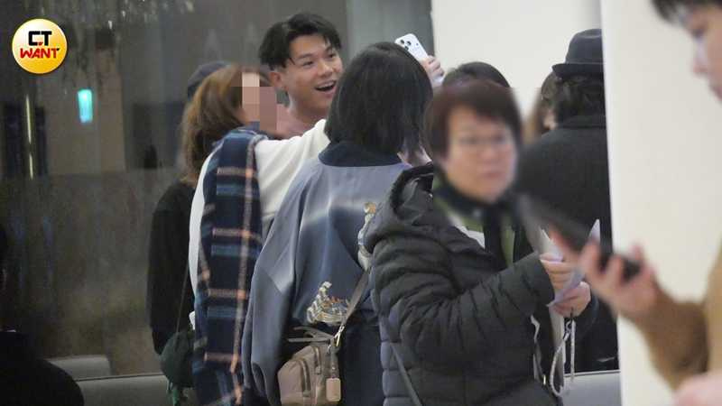 即便從早上就上工，已經忙了一整天，柯煒林仍露出充滿活力的笑容，熱情與人打招呼合影。（圖／本刊攝影組）