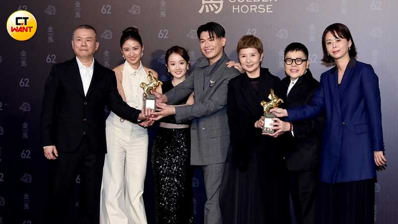 雖然最後柯煒林(中)未能拿下影帝殊榮,但《大濛》是本屆金馬最大贏家仍讓他很開心。(圖/本刊攝影組)