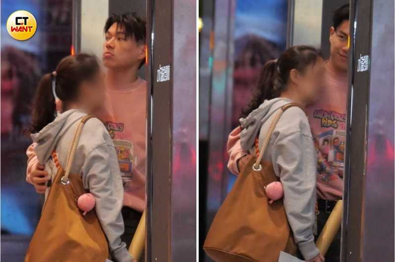 晚上11點44分,包場活動結束,柯煒林跟媽媽在路邊愛的抱抱,柯媽媽靠在柯煒林的胸膛,神情略顯不捨。(圖/本刊攝影組)