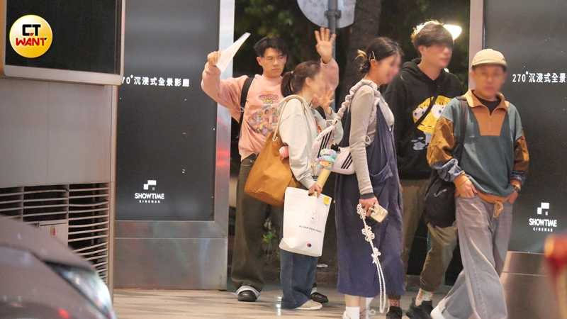 柯煒林跟其他人揮手告別。(圖/本刊攝影組)