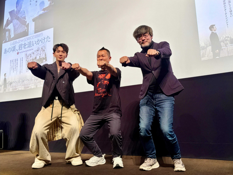 九把刀、柯震東、《哥吉拉-1.0》導演山崎貴三人一起擺出《那些年，我們一起追的女孩》片中經典的罰半蹲動作。（圖／麻吉砥加提供）