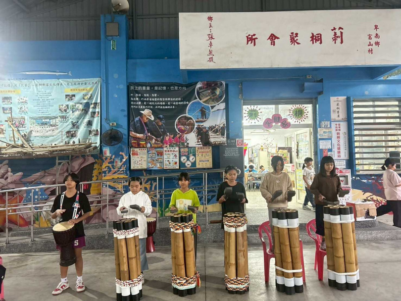 食公益捐助計畫服務涵蓋餐食支持與多元培力，串連文化學習與陪伴行動，讓孩子在被照顧的同時，也能在團體活動中找回歸屬感與未來希望。（圖片／頂新和德文教基金會提供）