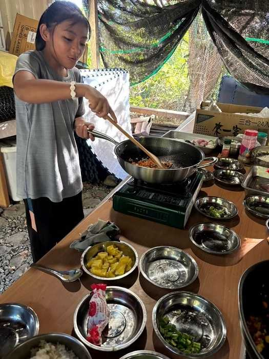 「食食刻刻與愛同行」食公益捐助計畫支持下，獲助單位透過廚藝培訓，陪伴弱勢孩子學習料理與生活技能，讓一頓餐食不只是溫飽，更成為建立自信與培力的重要起點。（圖片／頂新和德文教基金會提供）