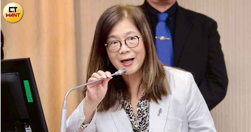 圖海委會主委管碧玲針對軍演期間參與餐敘引發外界批評二度道歉。（圖／黃耀徵攝）