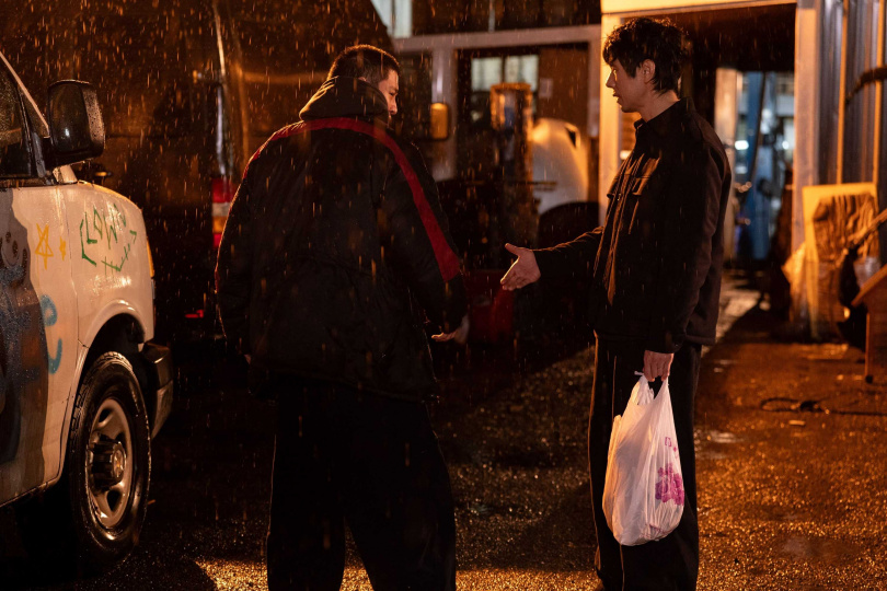 西島秀俊在片中與神祕男多尼爆發打鬥爭執。（圖／甲上提供）