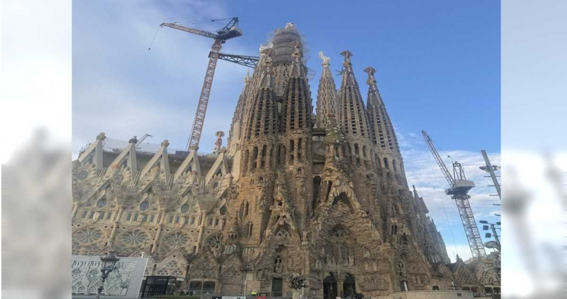 圖為西班牙巴塞隆納的著名地標聖家堂,歷時144年,預計在今年高第(Antoni Gaudí)逝世100週年時完工。(圖/譚明珠提供)