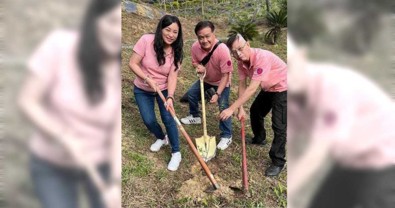 2014年台北捷運簽約的保全公司,分別為嘉賀及路易威鐙,但「嘉賀」的總經理為李大明(中),「路易威鐙」的總經理李香諄(左)同時身兼「嘉賀」的副總經理,被質疑壟斷北捷招標。(圖/報系資料照、遠龍旅遊提供)