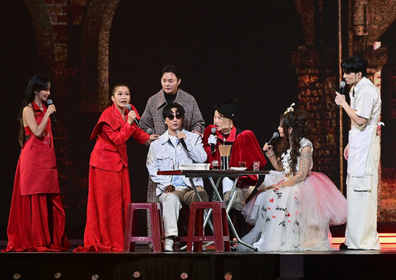 蕭煌奇、許富凱、黃妃、龍千玉等四大歌王歌后的紅白擔擔麵台語劇,創下收視佳績。(圖/台視提供)