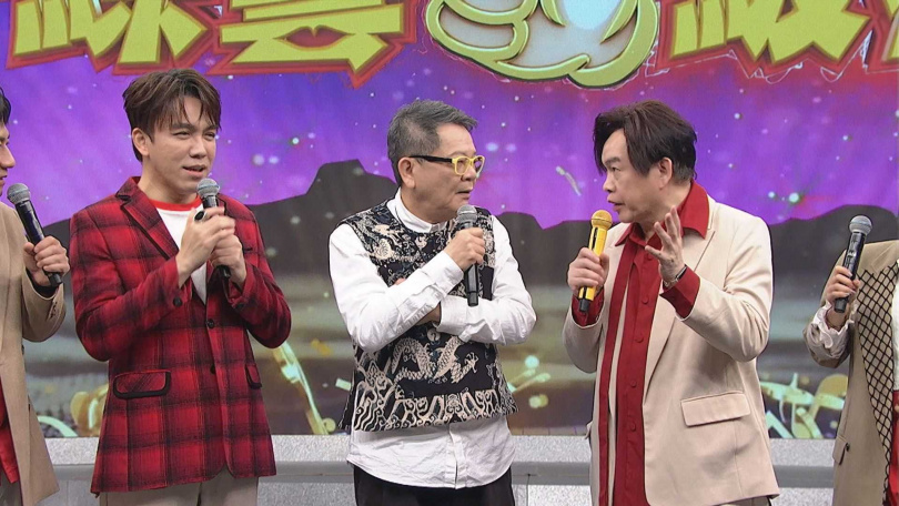 康康（右）稱鄭進一（中），不僅是「打不死的蟑螂」，還是禍害遺千年。（圖／中視提供）